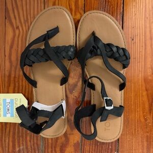 Toms Flat Sandal in Size 7.